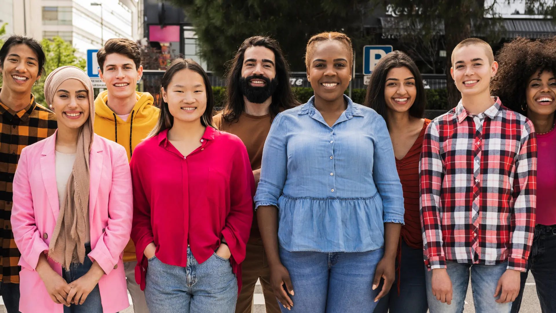 Inmigrantes colaborando en un entorno multicultural.